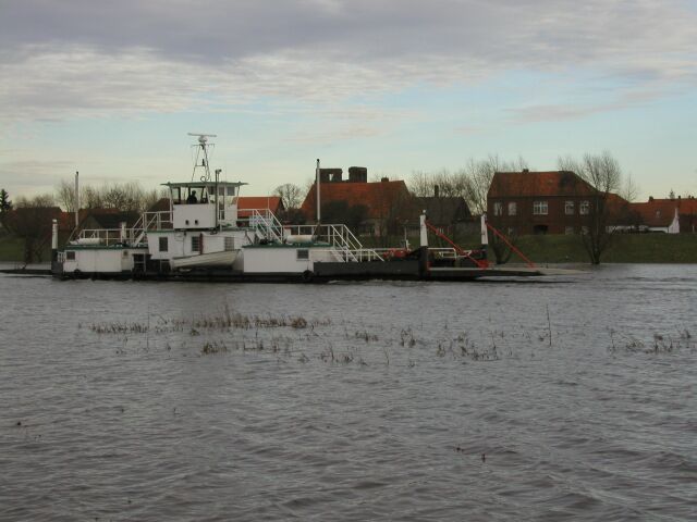 Die Fähre bei Hochwasser